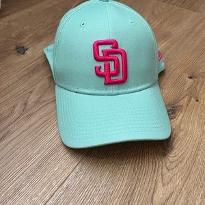 NWOT San Diego Padres New Era Mint 2022 City Connect 39THIRTY Flex Hat